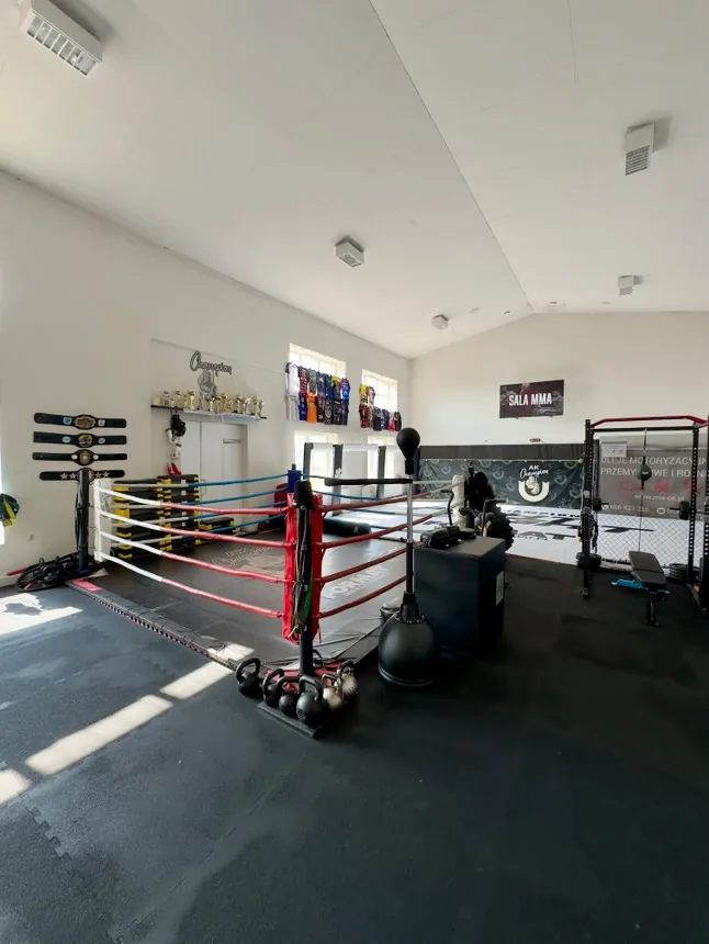 Wyposażenie i ring w klubie AK Champion