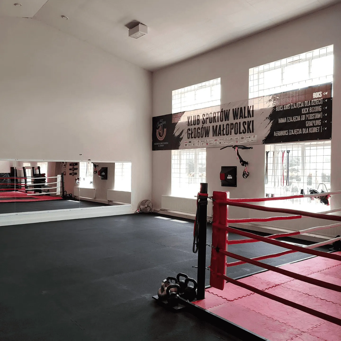 Ring i sala treningowa klubu AK Champion