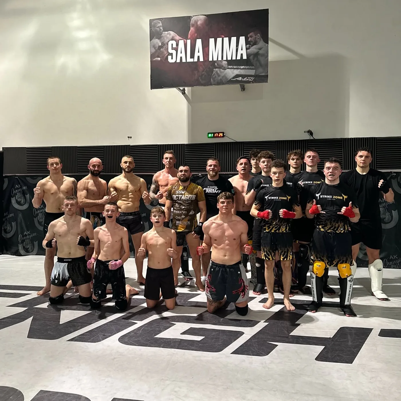 Zawodnicy i trenerzy na macie MMA w klubie AK Champion